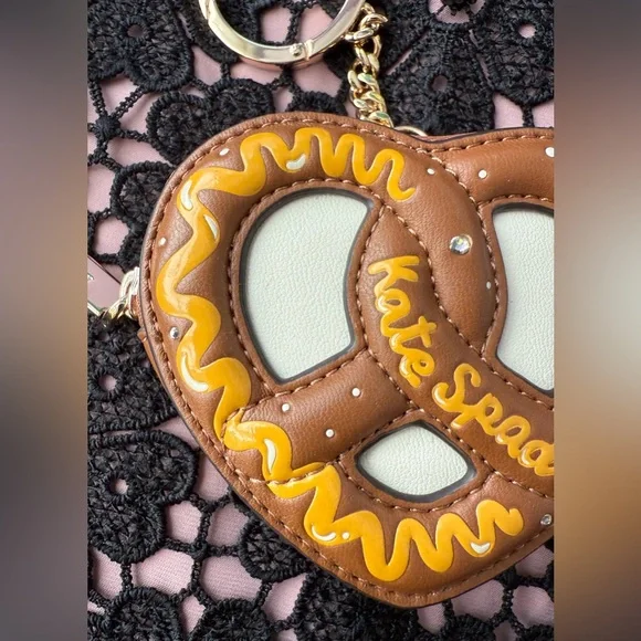 *SOLD* Kate Spade NYC Big Apple 3D Pretzel Coin Purse - Picture 2 of 13